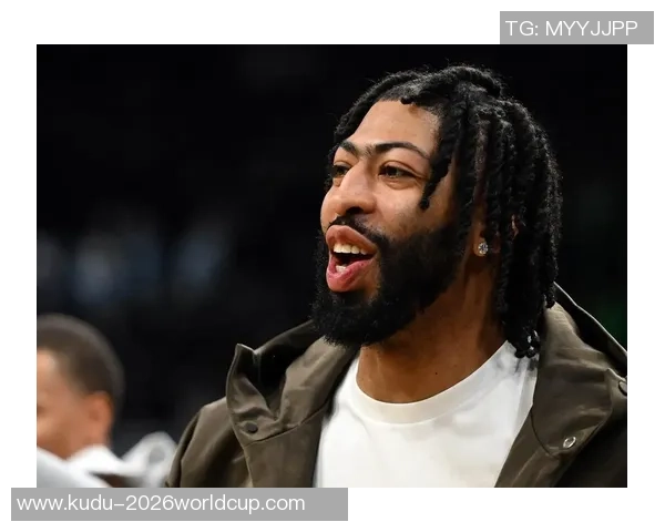 欧文送全队高尔夫球车庆圣诞，众将振奋试驾 克莱几乎“翻车”被诙谐戏弄